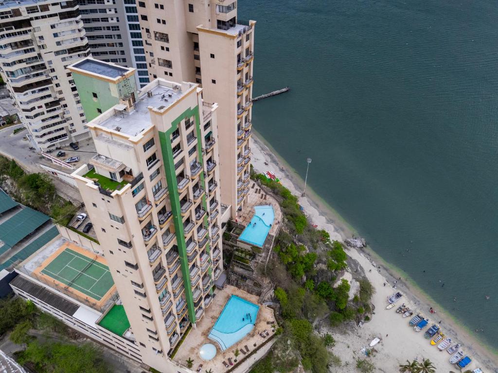 an overhead view of a tall building next to the water at Rodadero Excelente Apartamento in Puerto de Gaira