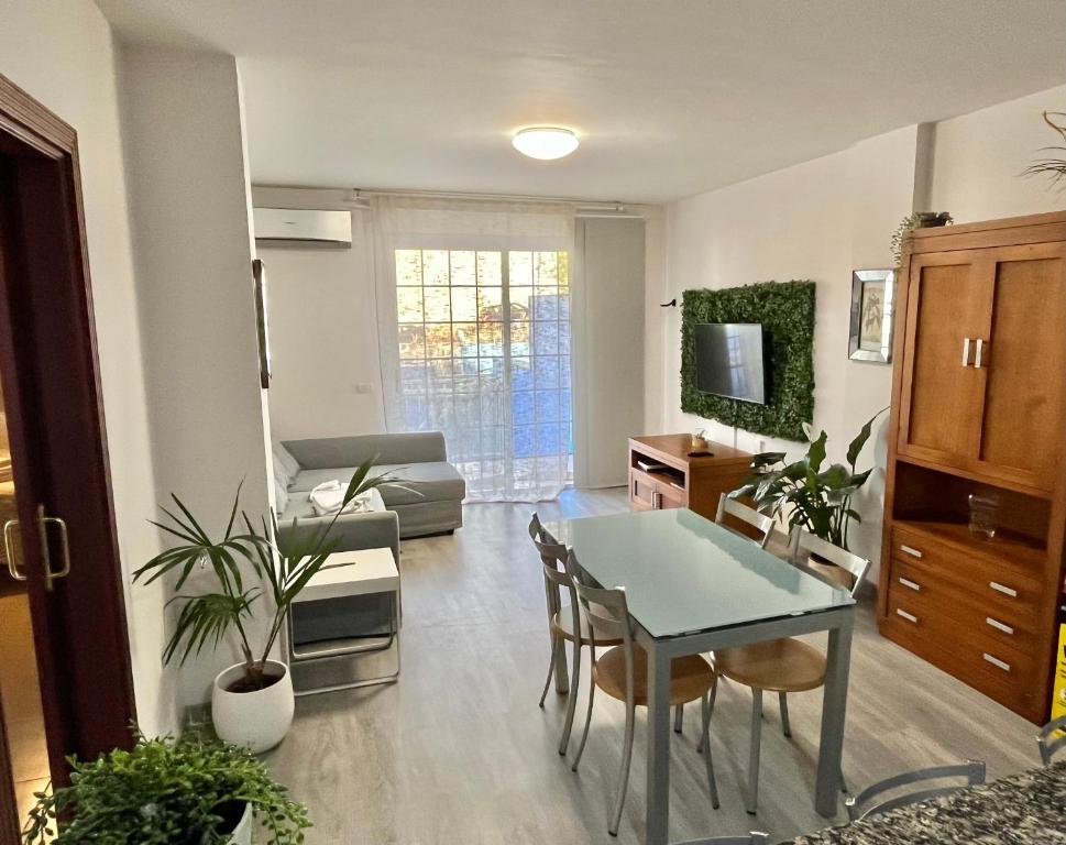 Et tv og/eller underholdning på Apartamento a pie de playa con una amplia terraza