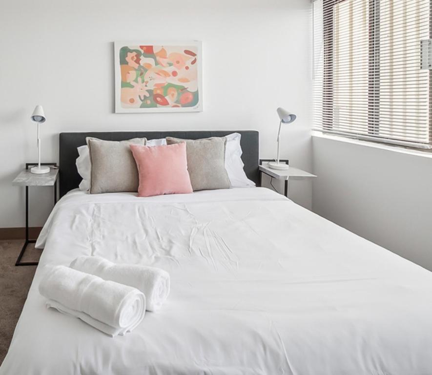 En eller flere senge i et værelse på PP 1301 Modern Corporate 2br, pool, Gym