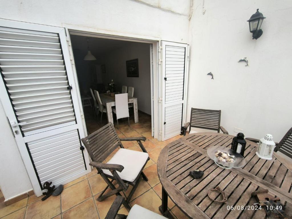 a patio with a table and chairs and a dining room at Casa Frasca in Teguise