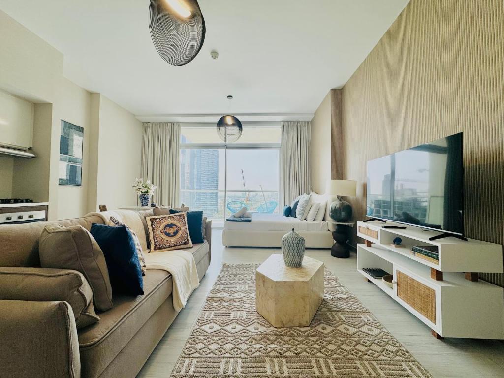 TV a/nebo společenská místnost v ubytování Venduras - Luxury Studio , Hameni Tower, JVC