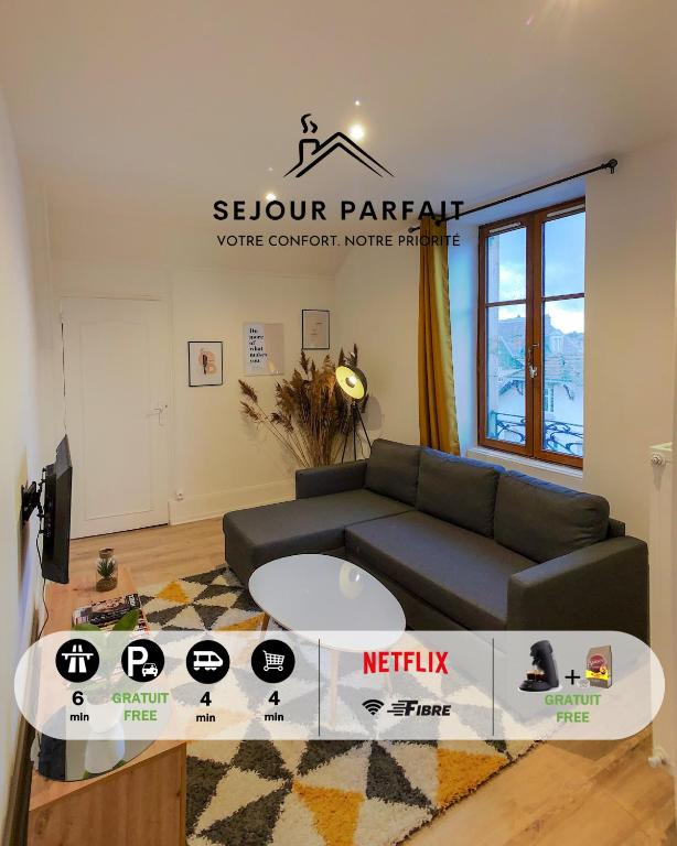 un salon avec un canapé et une table dans l'établissement Appart'Hôtel Le Strasbourg - RENOVÉ, CALME ET NETFLIX, à Belfort