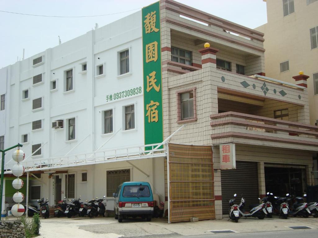 um edifício com motos estacionadas em frente em Fu Yuan B&B em Magong