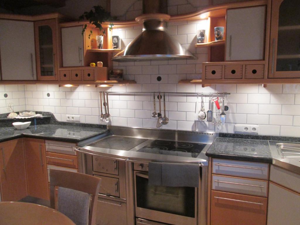 Kuchyň nebo kuchyňský kout v ubytování CHALET LEE's HERZNESCHTL