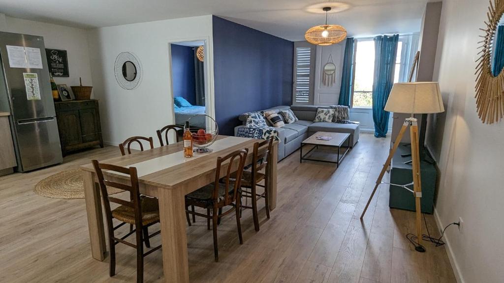 a kitchen and living room with a table and chairs at CITADELLE - 3 chambres - 4 Lits - Centre ville - Proche Gare - WIFI - Géré par PrestaZen'Services in Verdun