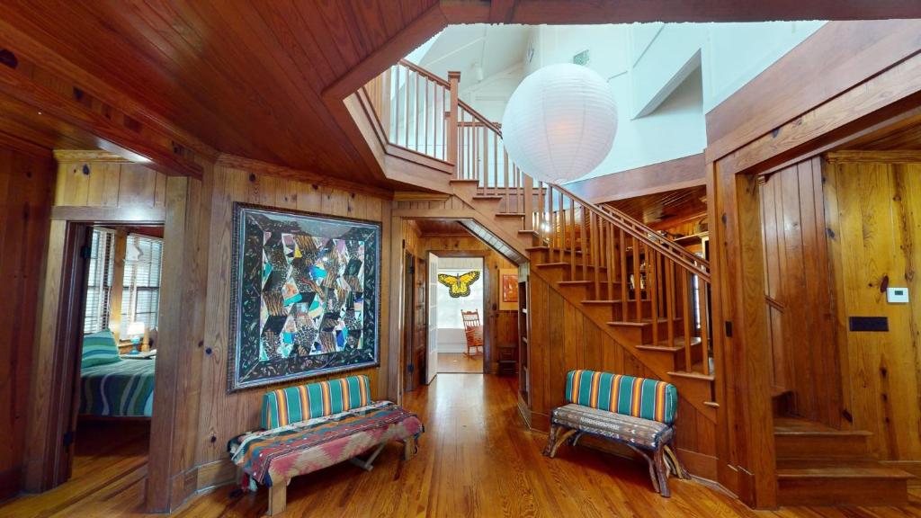 - un salon avec des murs en bois et un escalier en colimaçon dans l'établissement 1 Shirley Road by Tybee Vacation Rentals, à Tybee Island