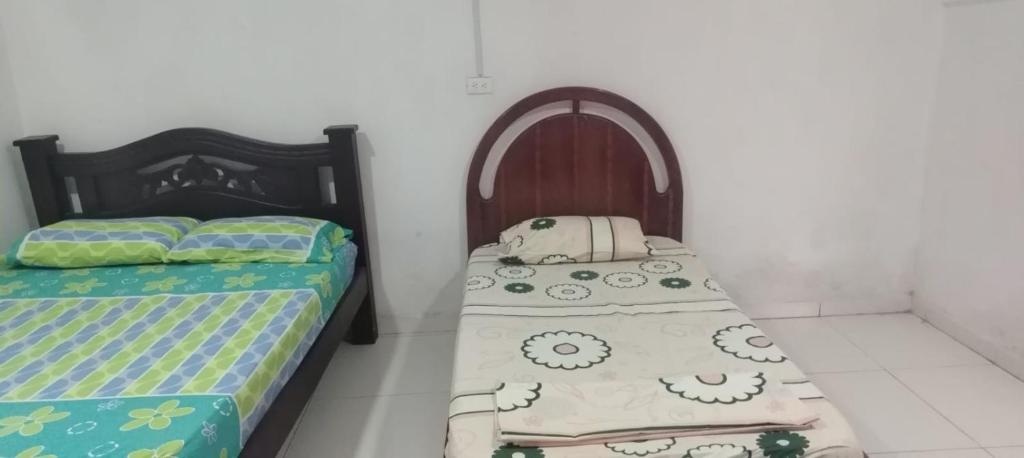 a bedroom with two twin beds in a room at Hermosa casa in Mompós