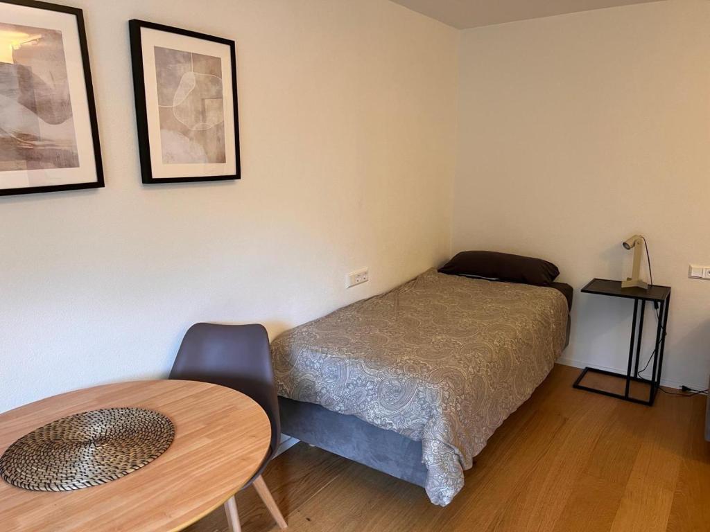 a small room with a bed and a table at Tor ins Allgäu in Füramoos