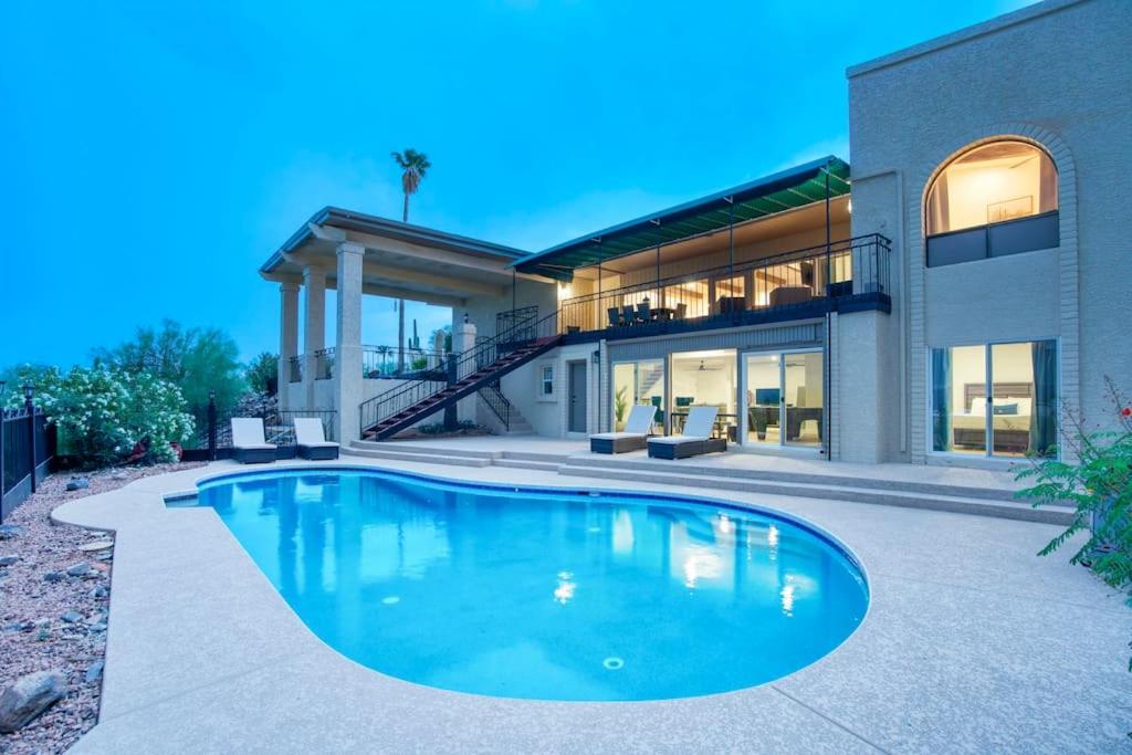 喷泉山Mountain Vista - 5BR Home with Mountain Views的房子前面的一个大游泳池