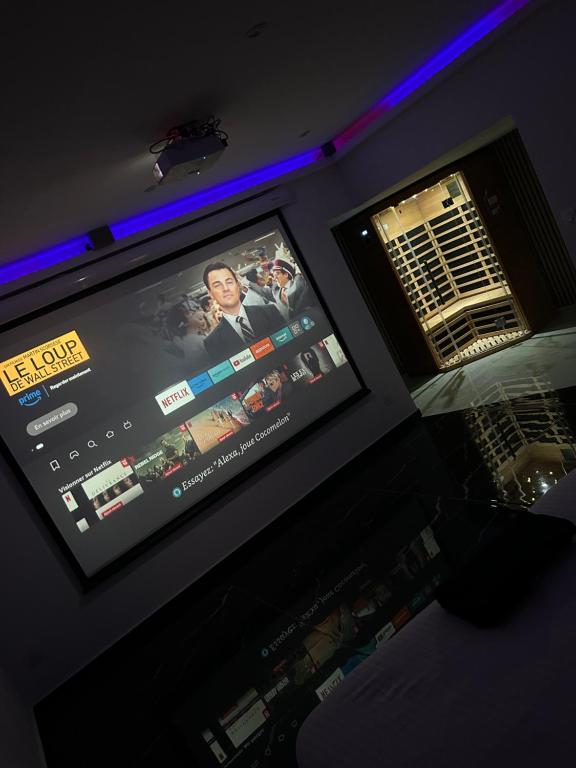 Elle comprend une télévision à écran plat avec un film projeté. dans l'établissement La suite Imagination sauna, à Pont-Saint-Esprit