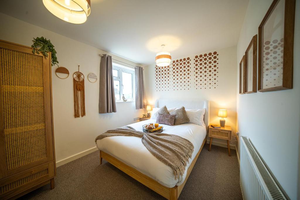 Ένα ή περισσότερα κρεβάτια σε δωμάτιο στο Cotswolds, Beautiful 5 bed 3 bath house, lovely garden, free parking