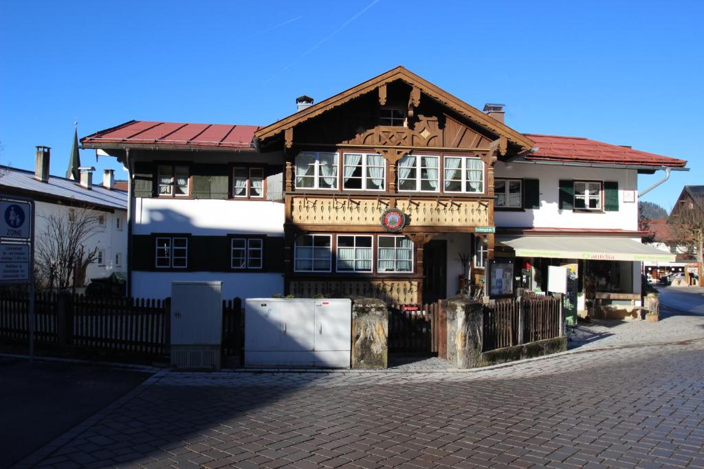 un edificio en una calle con una valla en Haus & Heim Ferienwohnung, en Oberstdorf