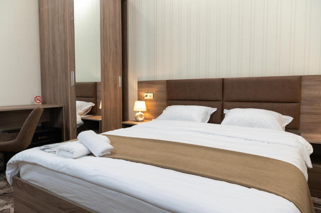 Postel nebo postele na pokoji v ubytování Aeka-hotel
