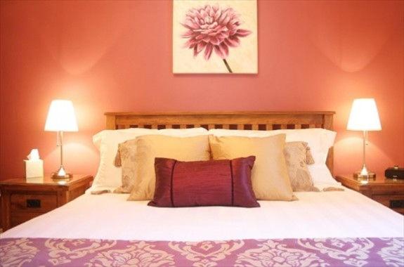 Un dormitorio con una cama blanca con dos lámparas. en The Imperial Apartment, en North Berwick