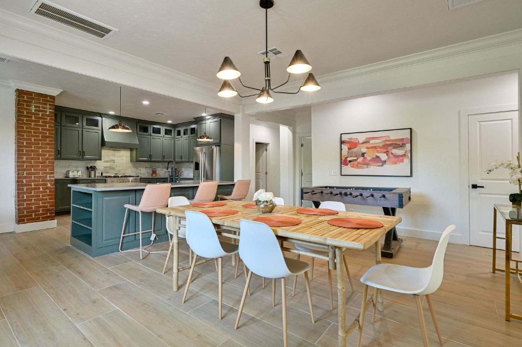 una cucina e una sala da pranzo con tavolo e sedie in legno di Luxury and comfort for family or large group - close to OUHSC Downtown a Oklahoma City
