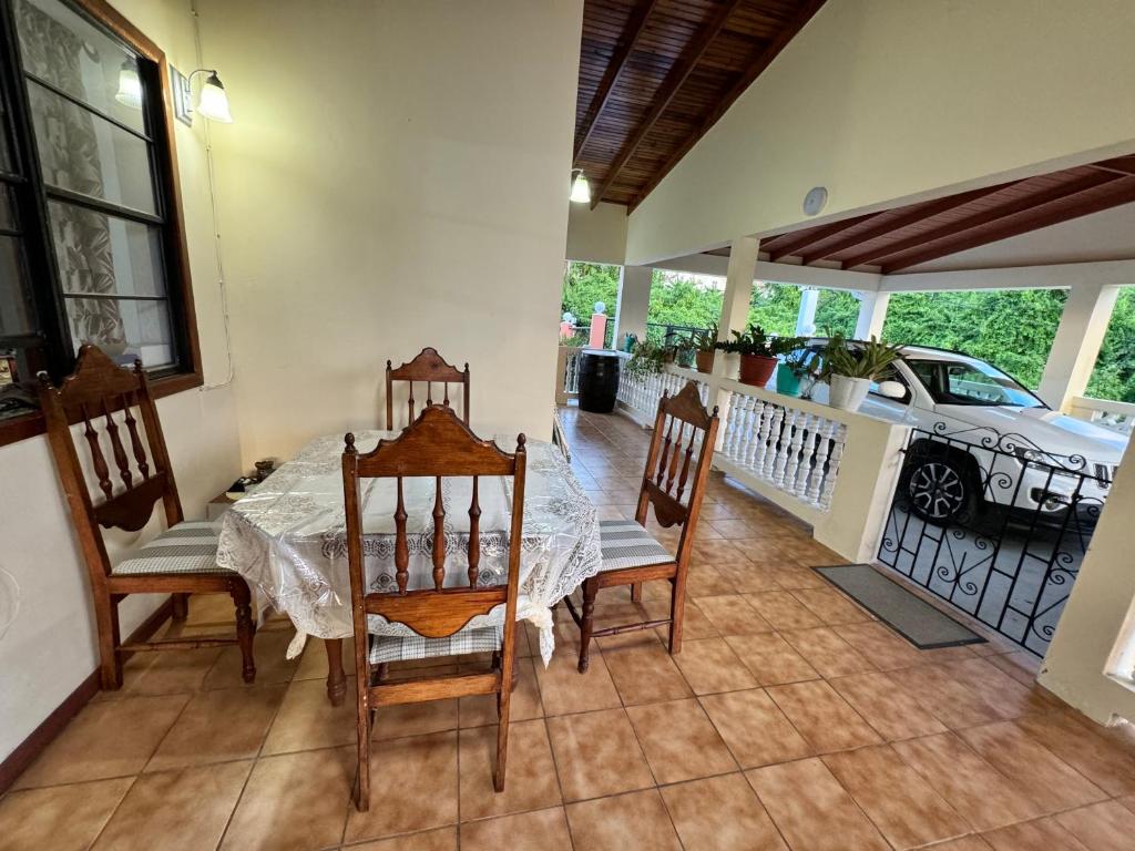 Fotografie z fotogalerie ubytování Chalet Belizomi - La Marguerite Room v destinaci Rodney Bay Village
