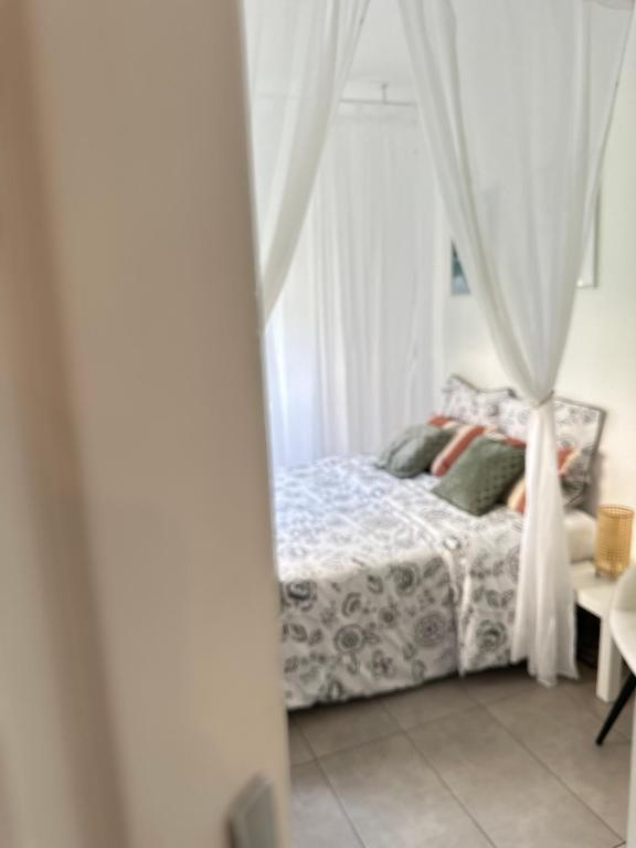 une chambre avec un lit à baldaquin dans l'établissement Suite 110 Jacuzzi et Sauna privatisé avec suite, à Esbly