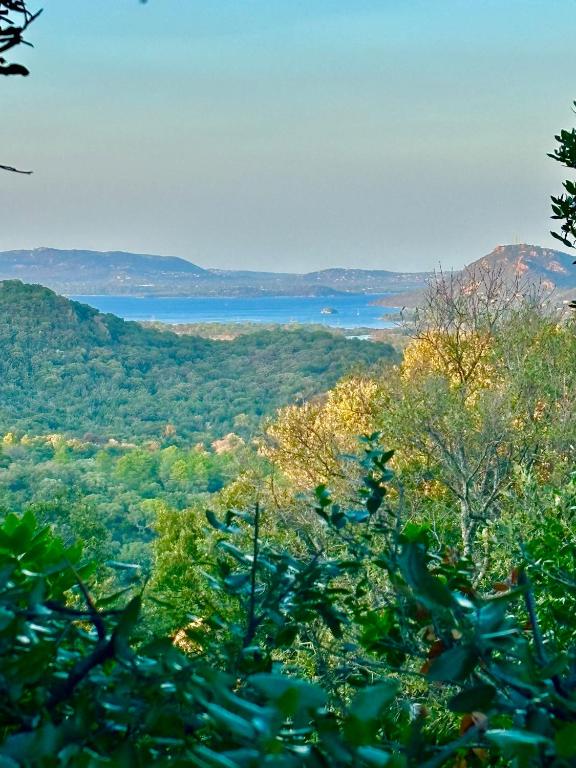 - une vue sur le lac depuis les collines dans l'établissement PORTO VECCHIO Santa Giulia Grand studio bergerie vue exceptionnelle mer et montagne, à Porto-Vecchio