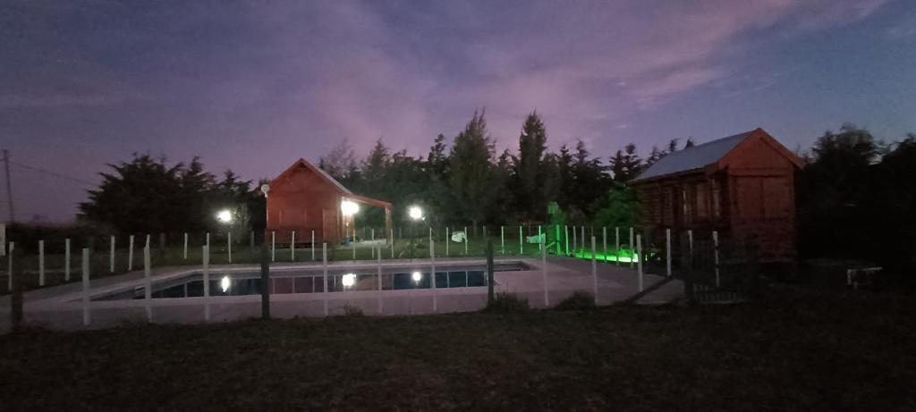 un skate park la nuit avec deux granges dans l'établissement Punto Ranqueles, à Chascomús