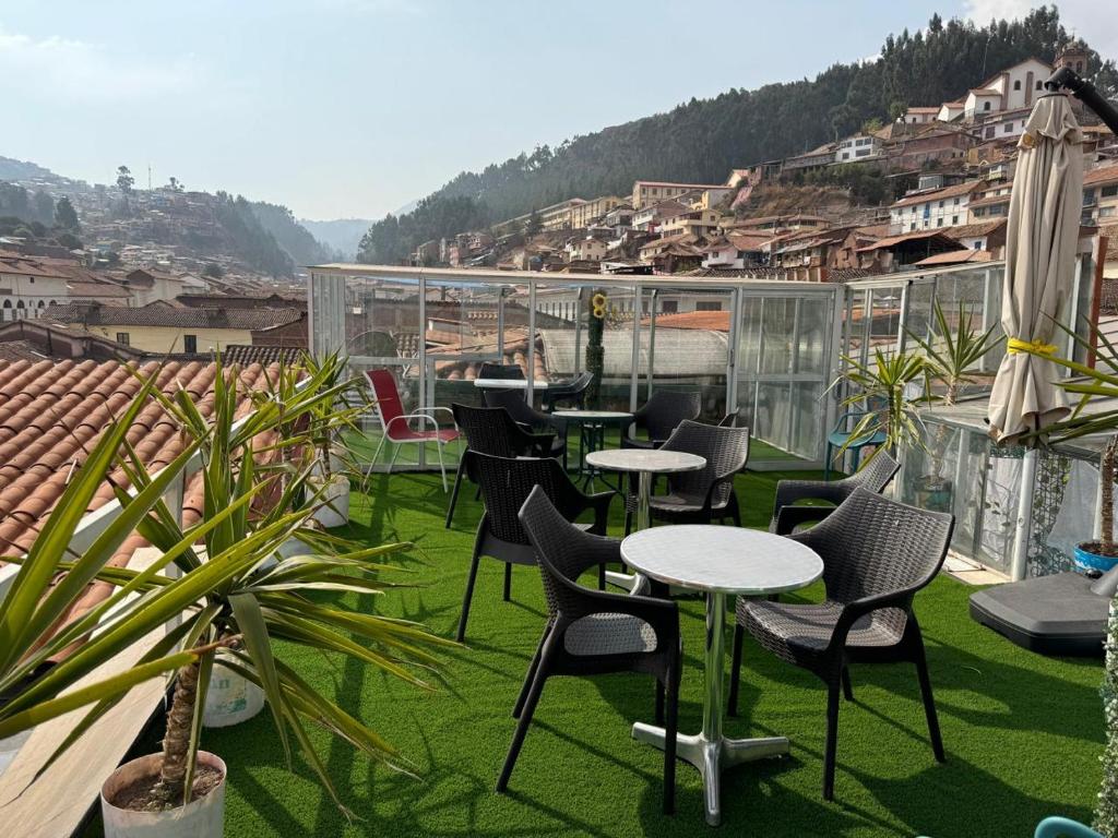 un patio con tavoli e sedie sul tetto di Hotel Plateros a Cuzco