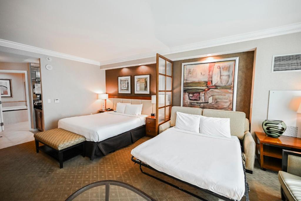 Postel nebo postele na pokoji v ubytování StripViewSuites at Signature