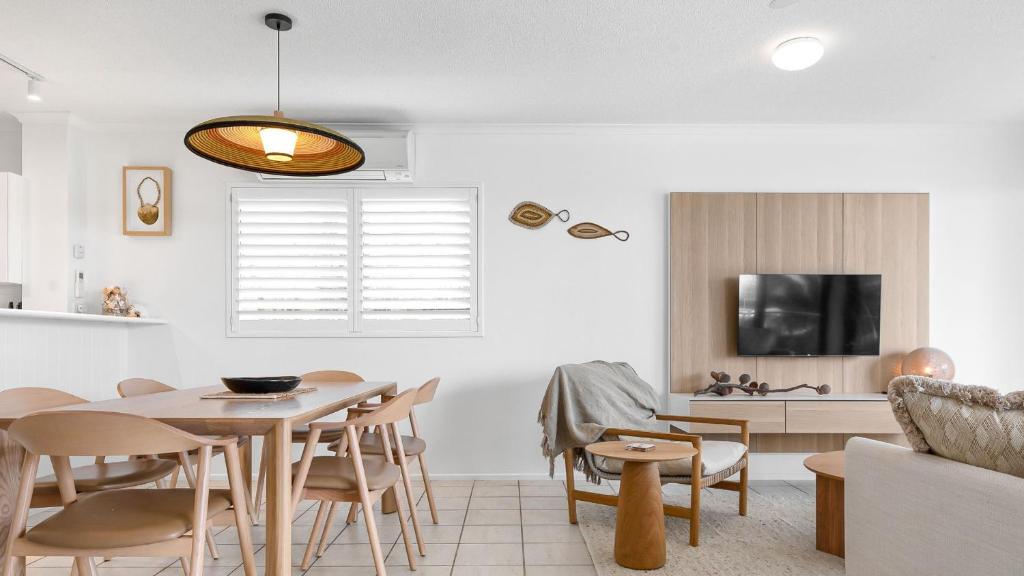 a kitchen and dining room with a table and chairs at Unit 3 21 Park Generous and Comfortable Beachside Abode in Sunshine Beach