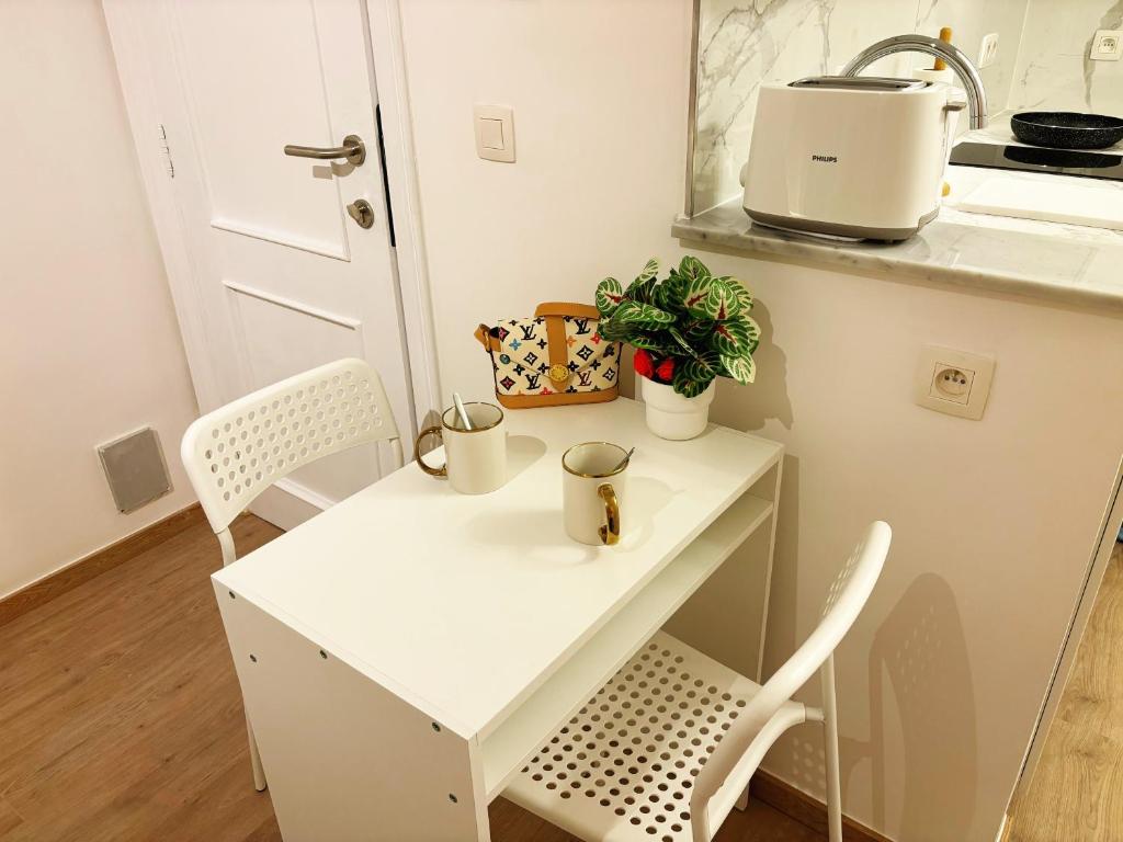 Kuchyň nebo kuchyňský kout v ubytování Benny's Rooms Brussels City Centre