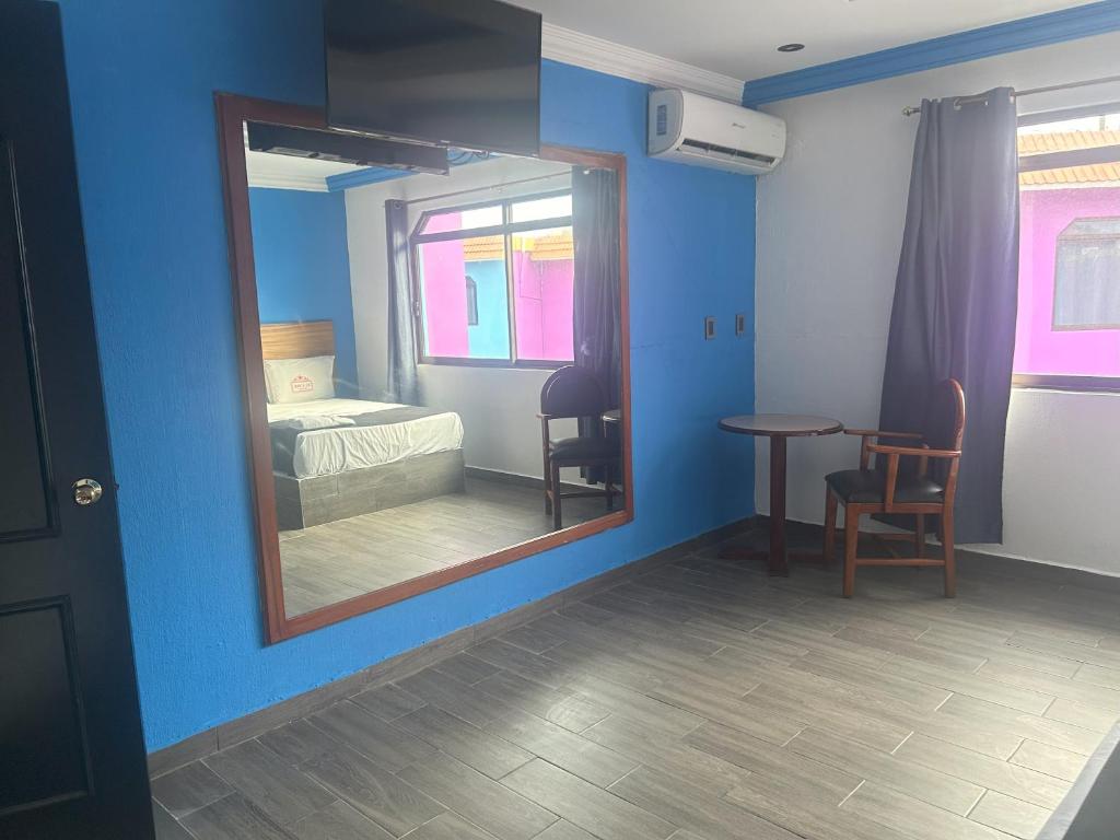 Postel nebo postele na pokoji v ubytování Auto Hotel El Cine