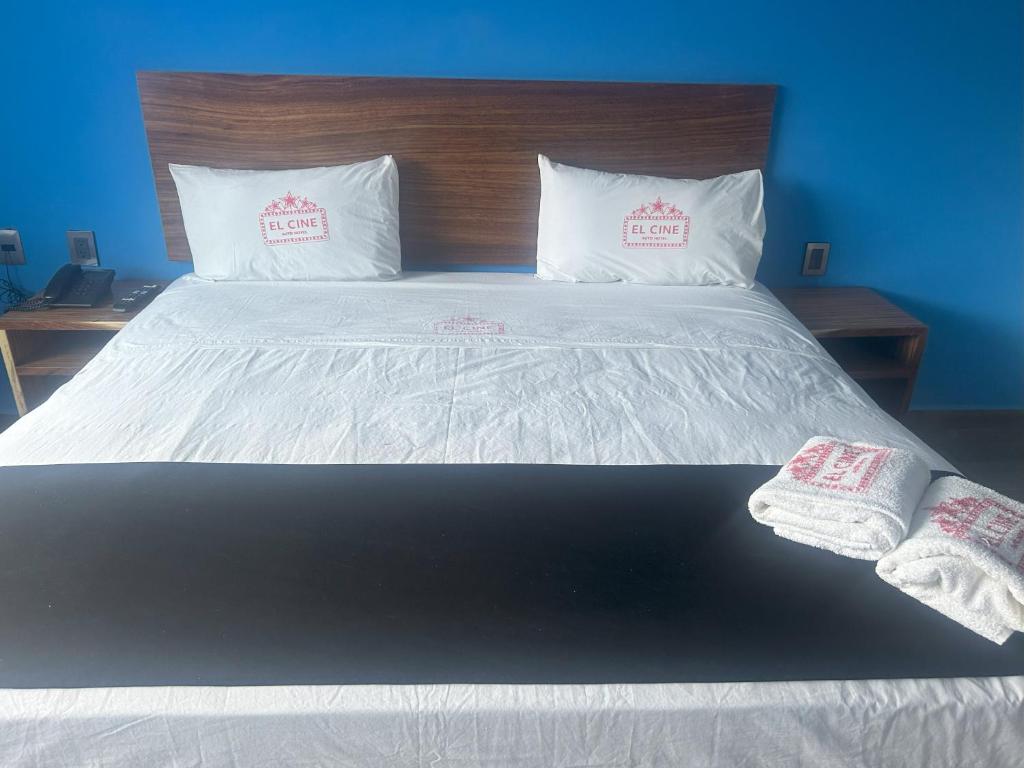 Postel nebo postele na pokoji v ubytování Auto Hotel El Cine