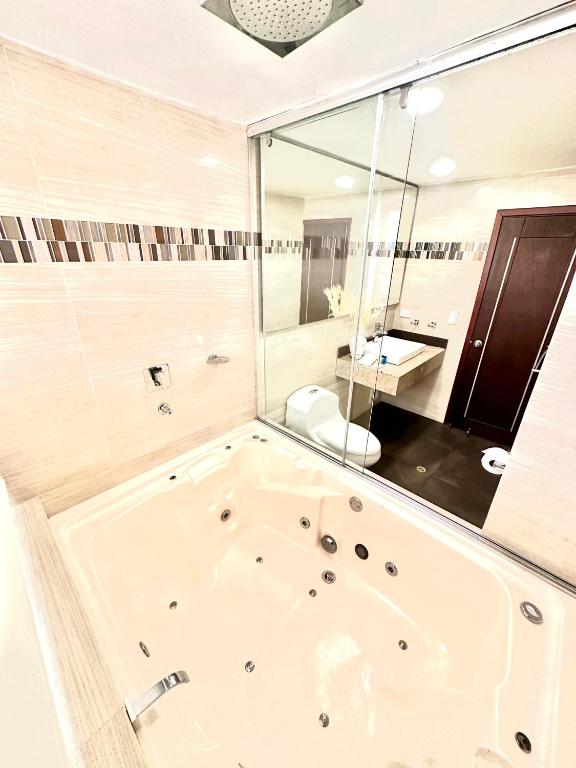 Koupelna v ubytování HOTEL SHERIDAN BOGOTA
