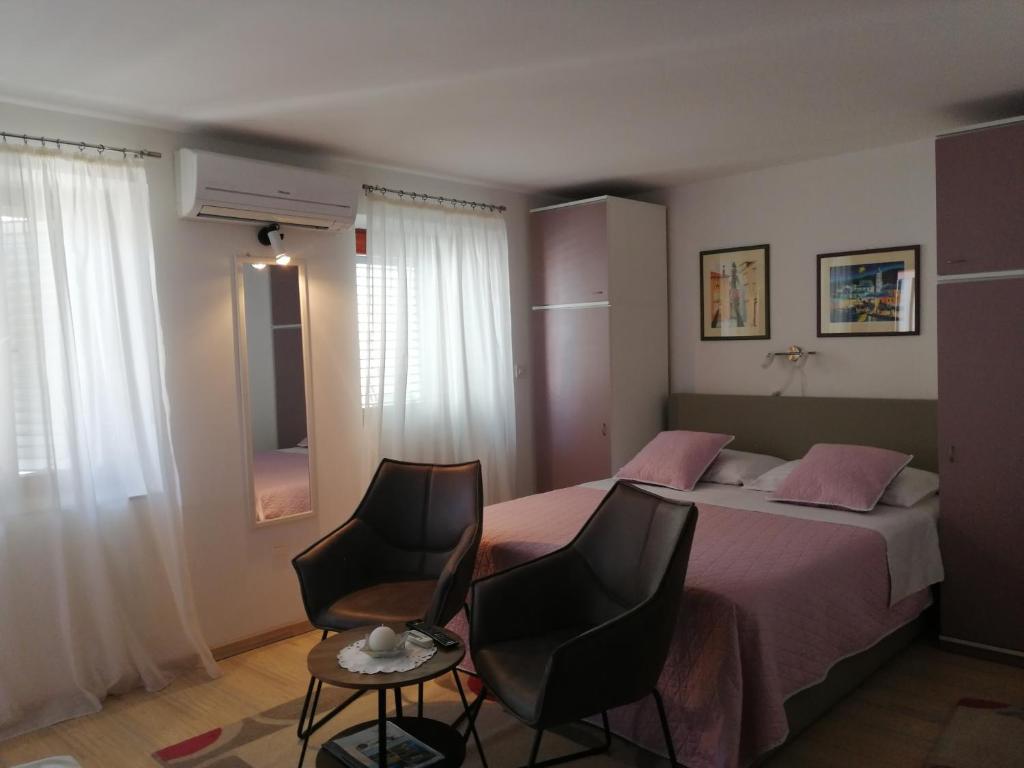 Posteľ alebo postele v izbe v ubytovaní Apartments with parking spaces Vis - 2476