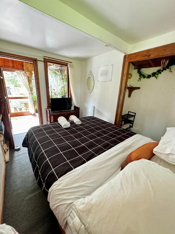 Postel nebo postele na pokoji v ubytování Waiheke Island Guesthouse