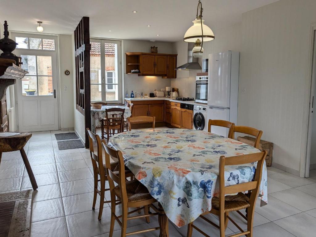 Gîte Champêtre à Mareau-aux-Prés: Terrasse, Jardin, et Confort pour 6 personnes - FR-1-590-140 - Casa De Vacaciones (6 Adultos)