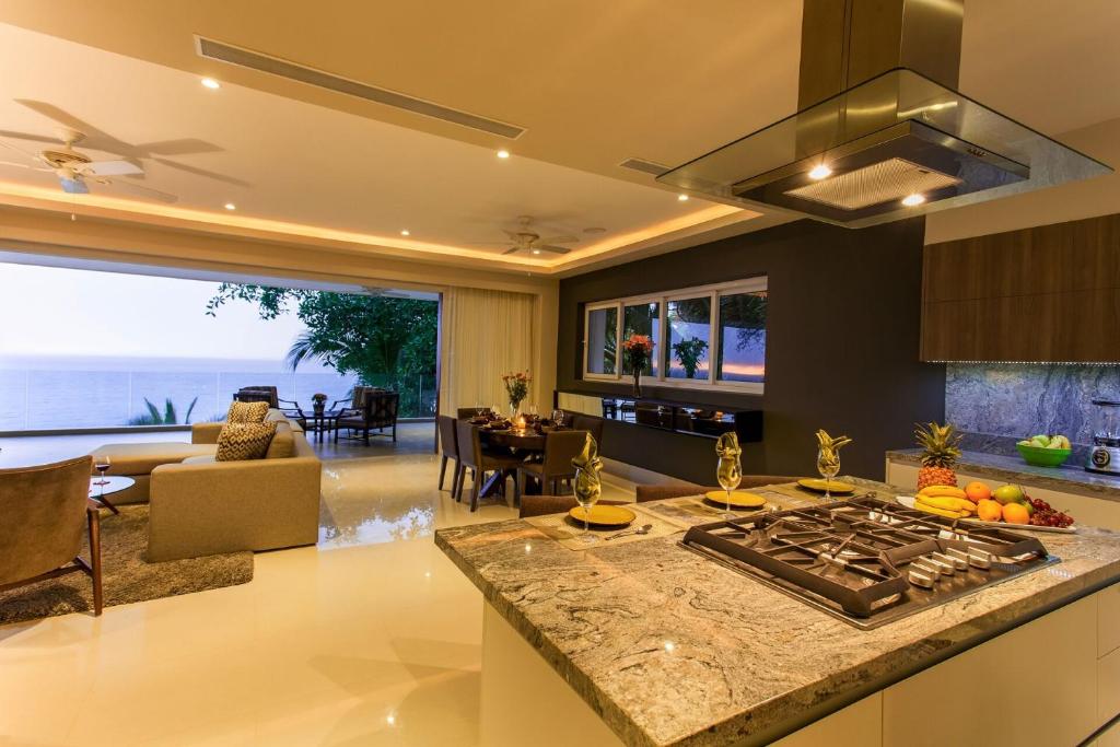 Χώρος καθιστικού στο 3 BR Sayan Beach 2500 SF Luxury Oceanfront Condo