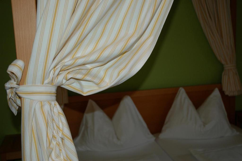 Postel nebo postele na pokoji v ubytování ad vineas Gästehaus Nikolaihof-Hotel Garni