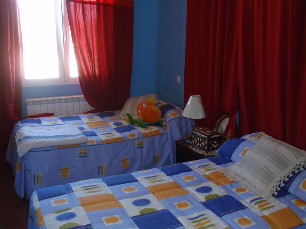 A bed or beds in a room at Casa Rural El Castillo