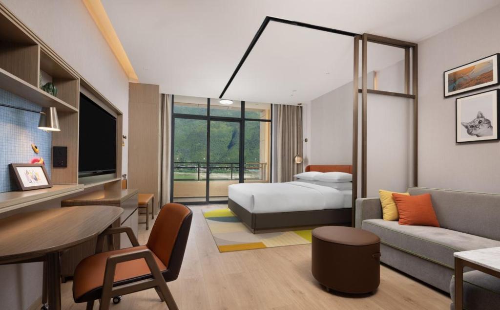 Postel nebo postele na pokoji v ubytování Home2 by Hilton Chongqing Wushan