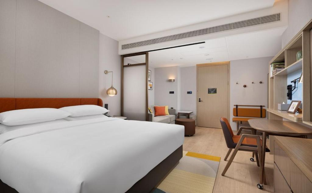 Postel nebo postele na pokoji v ubytování Home2 by Hilton Chongqing Wushan