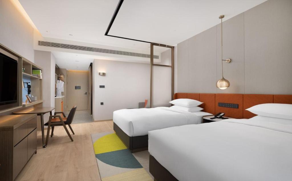 Postel nebo postele na pokoji v ubytování Home2 by Hilton Chongqing Wushan