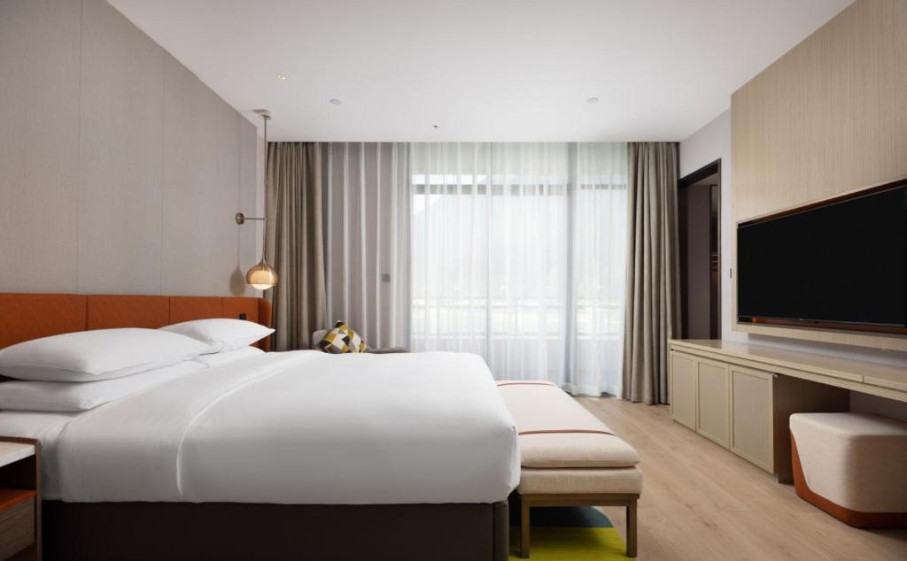 Postel nebo postele na pokoji v ubytování Home2 by Hilton Chongqing Wushan