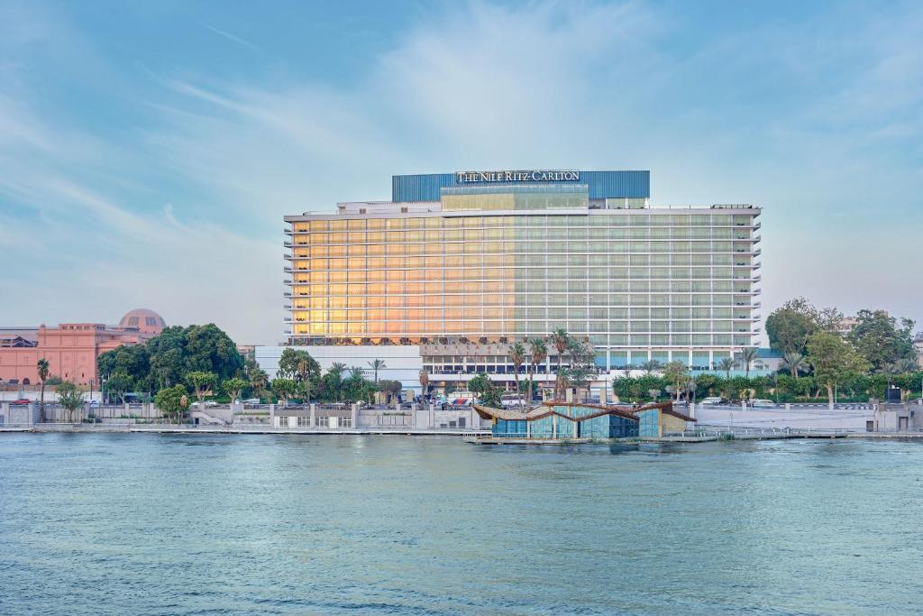 Výhled na řeku, která protéká v blízkosti hotelu