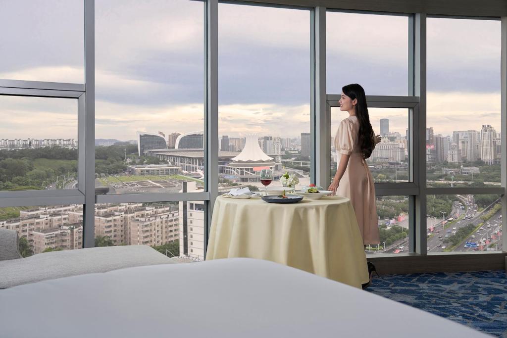 Postel nebo postele na pokoji v ubytování Nanning Marriott Hotel