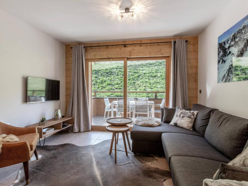 a living room with a couch and a table at Superbe 3 pièces avec parking, wifi, proche pistes et commerces - FR-1-356-506 in Valmorel
