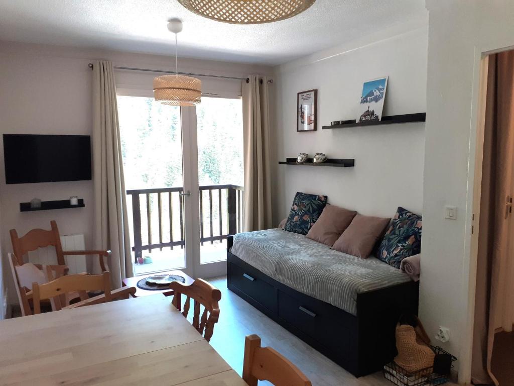 un salon avec un canapé et une table dans l'établissement Appartement confortable 2 pièces avec balcon, proche télécabine et commerces à Valfréjus - FR-1-561-114, à Modane