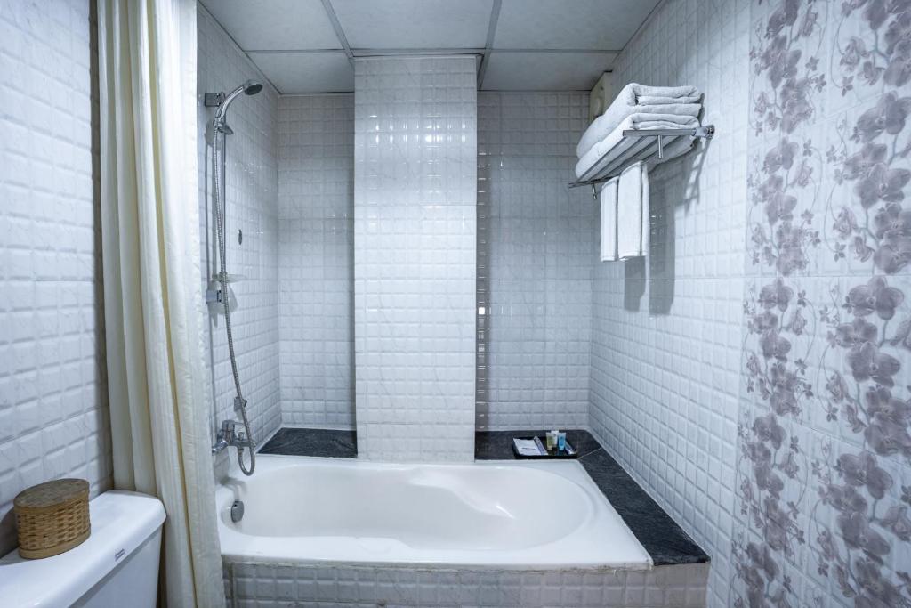 Koupelna v ubytování The Luxe Inn Boutique Hotel