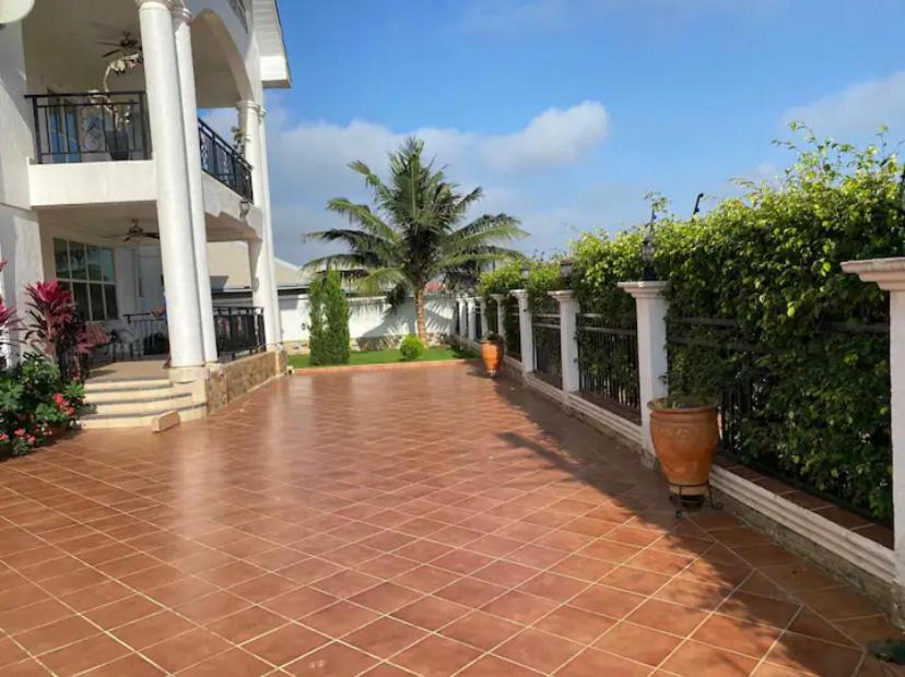 Una pasarela de ladrillo frente a una casa en Tranquil Haven Villa, en Kumasi