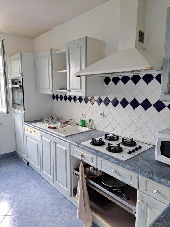 Kuchyň nebo kuchyňský kout v ubytování Chambre dans maison en colocation