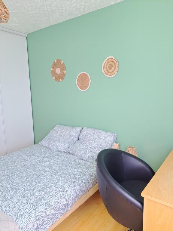 Postel nebo postele na pokoji v ubytování Chambre dans maison en colocation