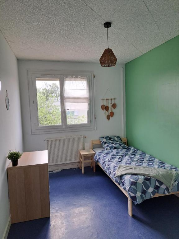 Postel nebo postele na pokoji v ubytování Chambre dans maison en colocation
