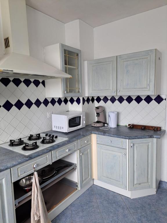 Kuchyň nebo kuchyňský kout v ubytování Chambre dans maison en colocation
